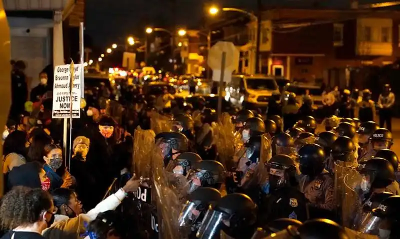 proteste e vandalismo a philadelphia 1 copia