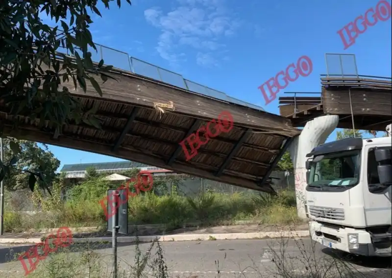 ROMA CROLLO PONTE SULLA LAURENTINA