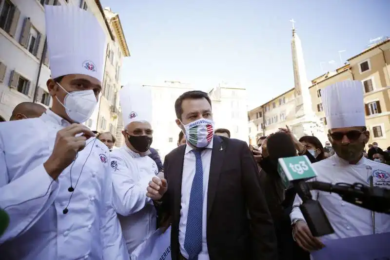 salvini contestato dai ristoratori al pantheon 8