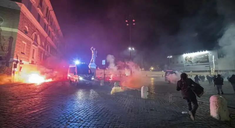 scontri a piazza del popolo   forza nuova e ultras contro le misure anti covid 