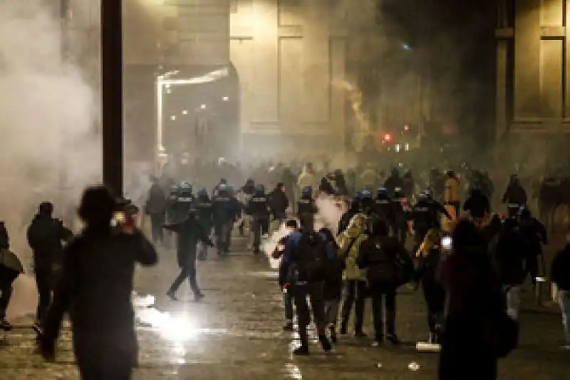 scontri a piazza del popolo   forza nuova e ultras contro le misure anti covid 9