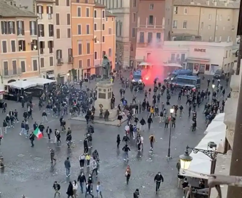 scontri tra polizia e manifestanti a campo de' fiori 3