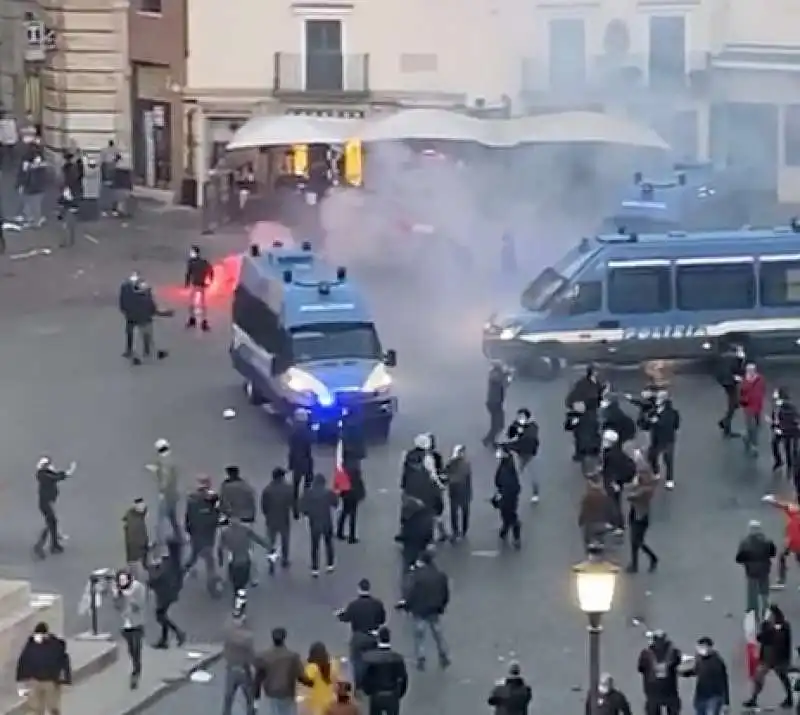 scontri tra polizia e manifestanti a campo de' fiori 4