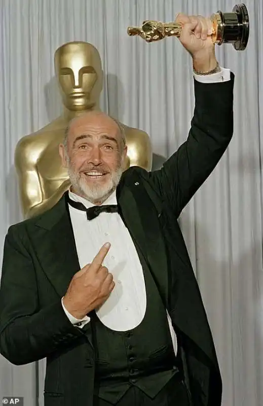 sean connery con l oscar nel 1988