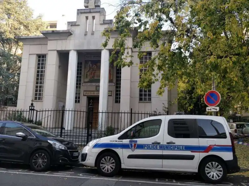 spari in una chiesa ortodossa a lione 2