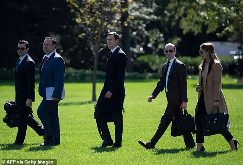 stephen miller jared kushner e hope hicks senza mascherina 