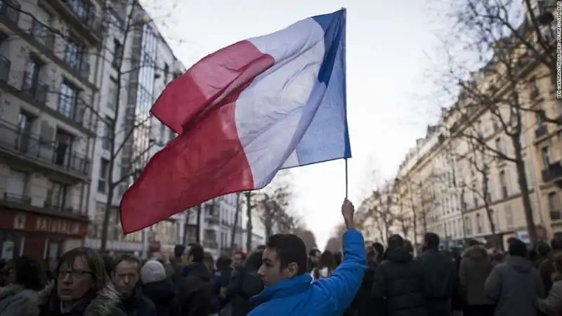 uomo con bandiera francese