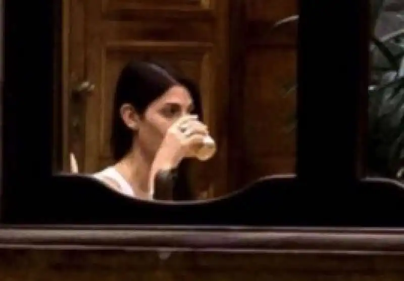 virginia raggi si beve una birretta