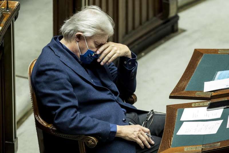 VITTORIO SGARBI DORME DURANTE L INTERVENTO DI CONTE ALLA CAMERA SUL DPCM DEL 18 OTTOBRE