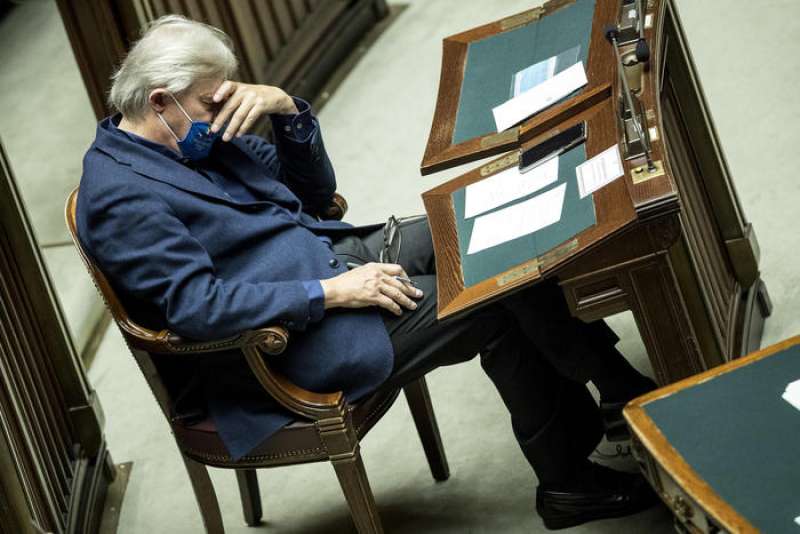 VITTORIO SGARBI DORME DURANTE L INTERVENTO DI CONTE ALLA CAMERA SUL DPCM DEL 18 OTTOBRE