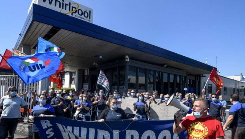 whirlpool napoli proteste