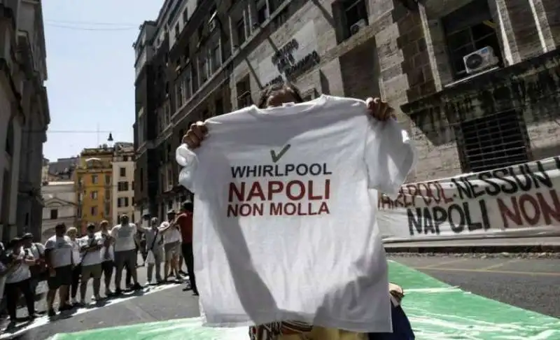 whirlpool napoli proteste 4