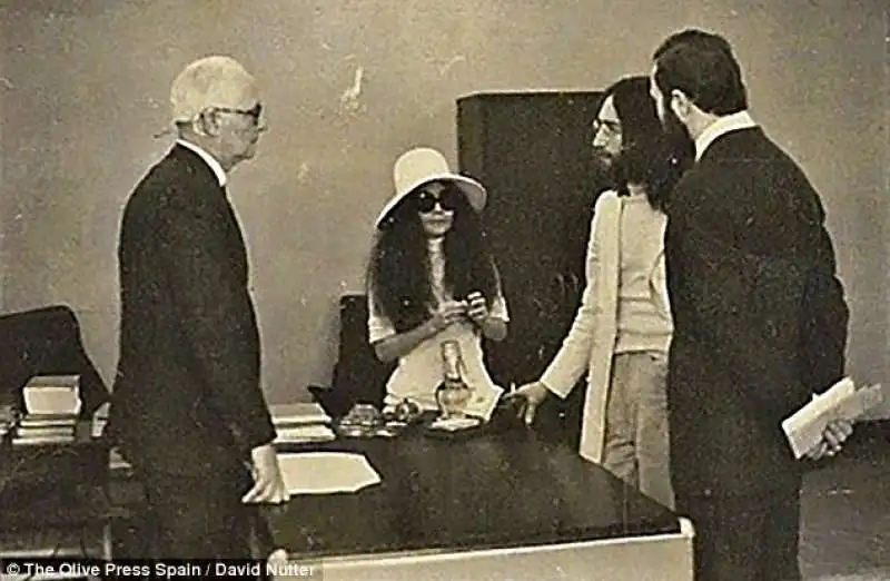 yoko ono e john lennon si sposano a gibilterra 2