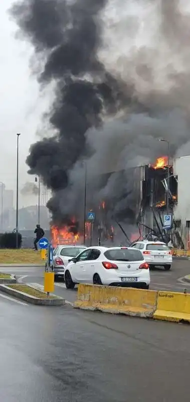 aereo precipita in una palazzina a san donato milanese  