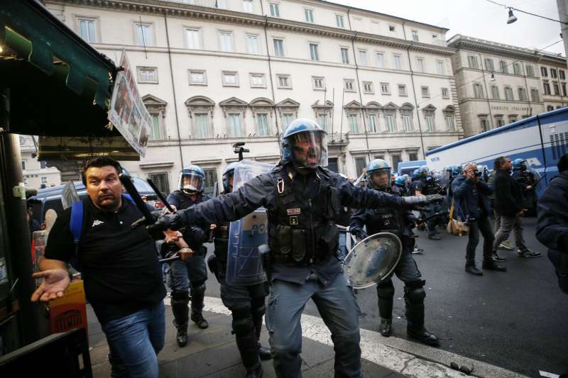 AGENTI DELLA POLIZIA IN PIAZZA