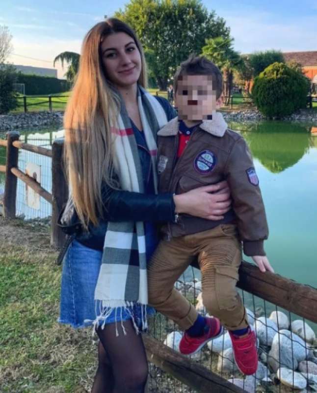 alexandra moraru e il figlio