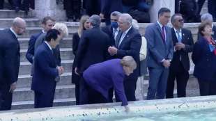 angela merkel si lava le mani nella fontana di trevi