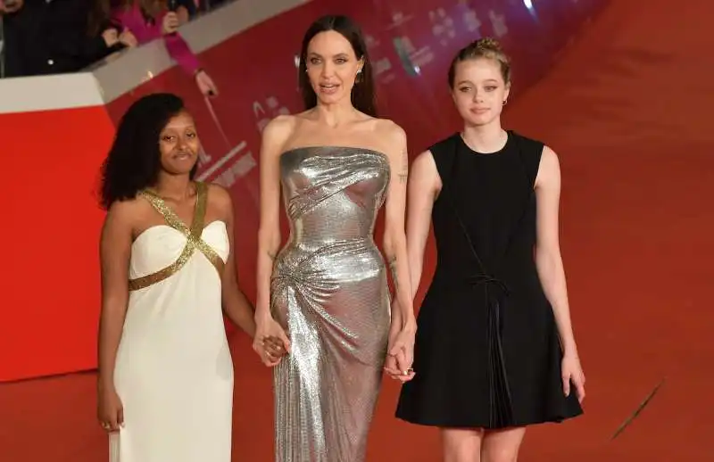 angelina jolie con le figlie zahara marleye e shiloh nouvel foto di bacco