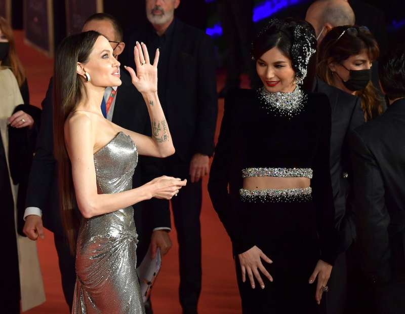 angelina jolie e gemma chan foto di bacco