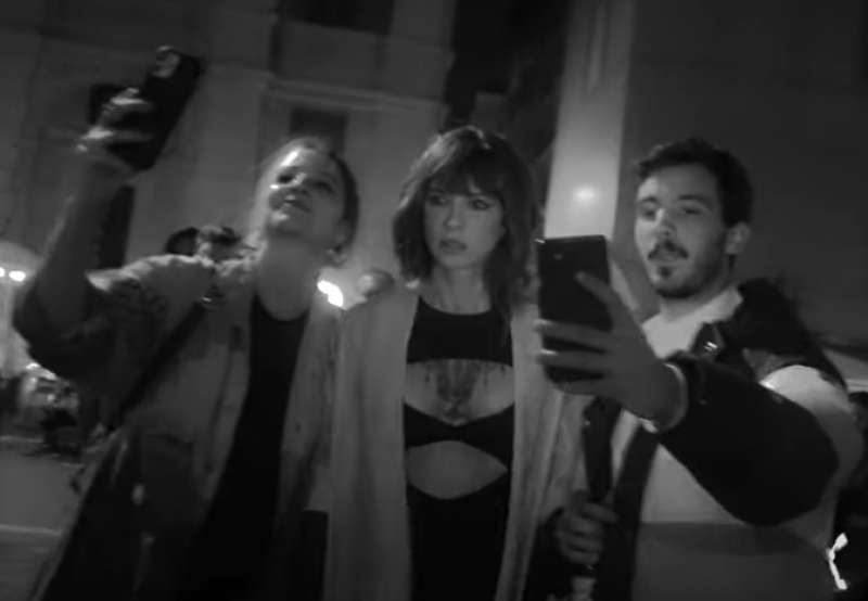 asia argento nel video di venerdi 1