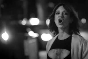 asia argento nel video di venerdi 9