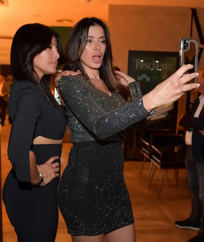 ayda yespica e zara linares  si fanno un selfie  foto di bacco (1)