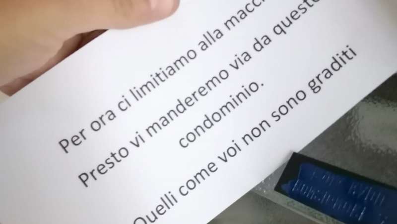 BIGLIETTI CONTRO COPPIA GAY IN UN CONDOMINIO TORINO