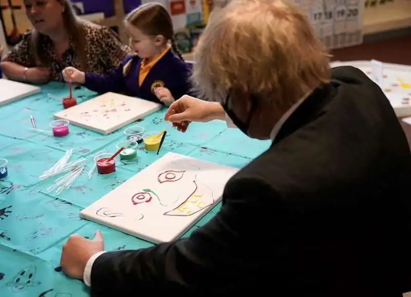 boris johnson mostra il suo talento con la pittura 2