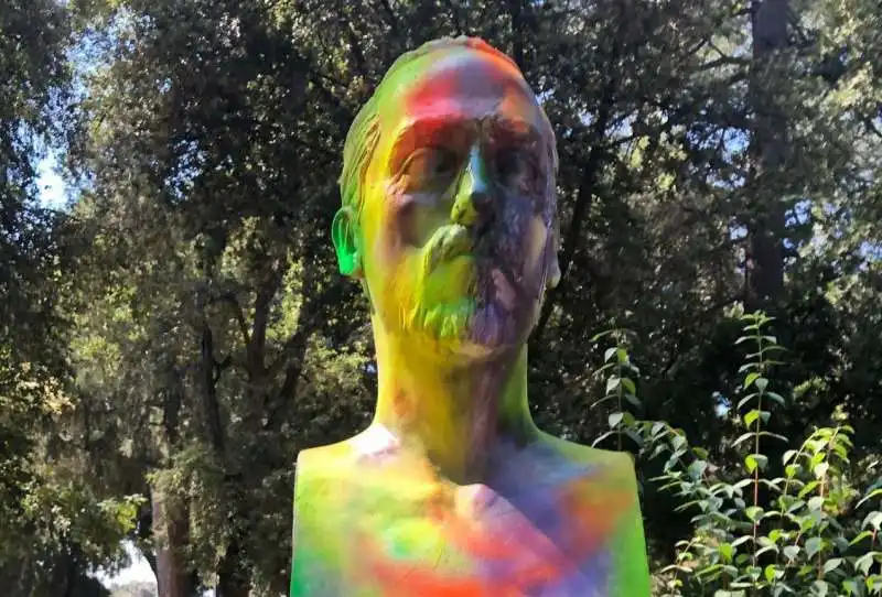 BUSTO GUGLIELMO MARCONI IMBRATTATO AL PINCIO 