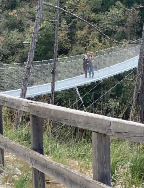 carabiniera salva madre che voleva suicidarsi dal ponte tibetano di perarolo 3