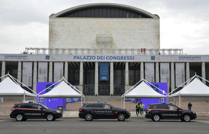 carabinieri di fronte al palazzo dei congressi all eur g20