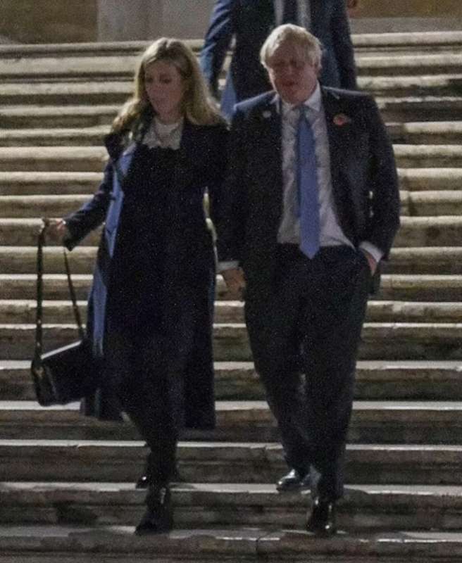 carrie symonds e boris johnson sulla scalinata di trinita dei monti