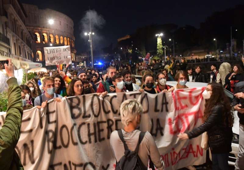 corteo di protesta contro la bocciatura del ddl zan foto di bacco