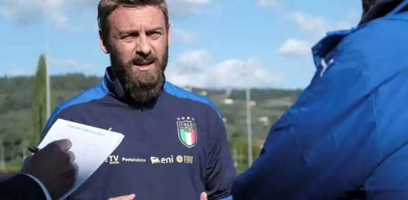 DE ROSSI AL CORSO PER ALLENATORI A COVERCIANO