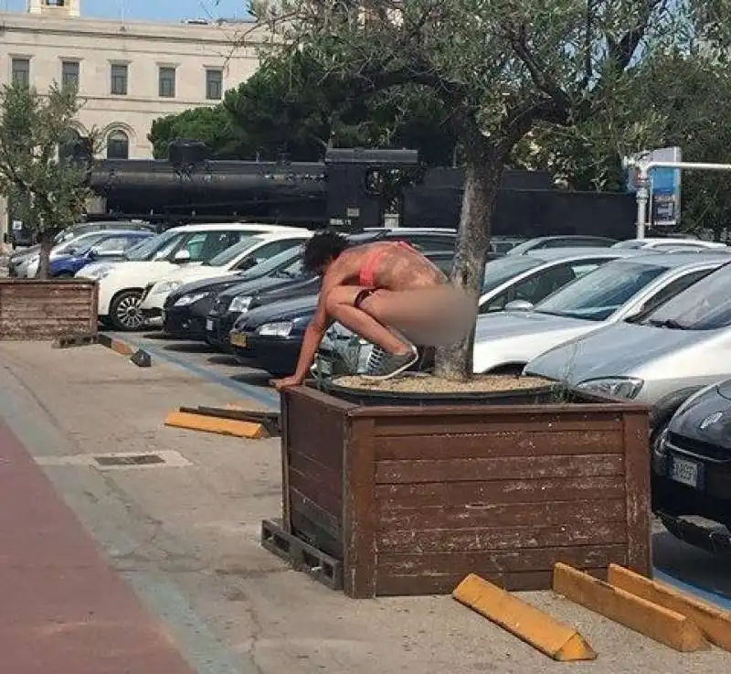 donna fa pipi per strada a pescara