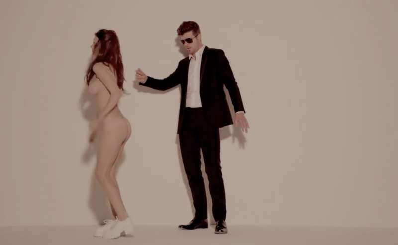 emily ratajkowski nel video di robin thicke 21