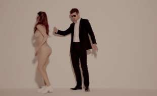 emily ratajkowski nel video di robin thicke 21