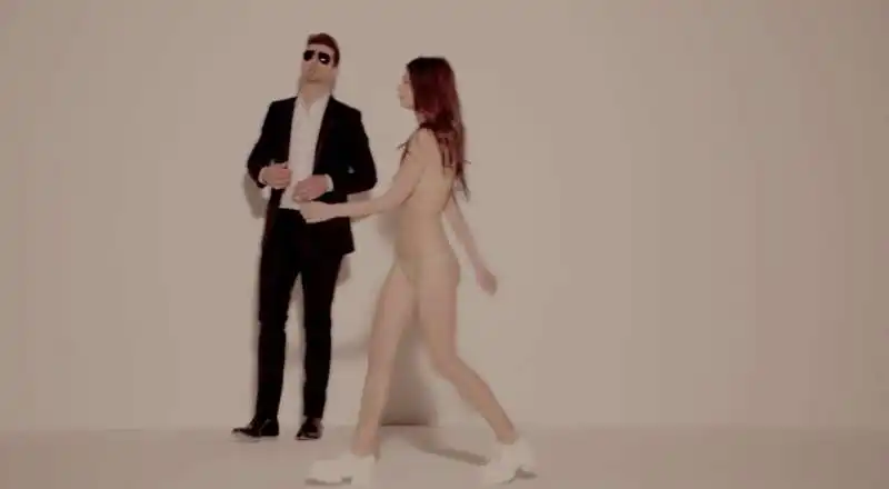 emily ratajkowski nel video di robin thicke 23