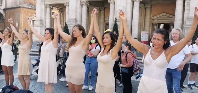 Flashmob Delle Hostess Alitalia Che Si Spogliano Dago Fotogallery