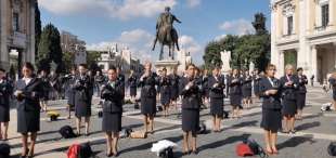 flashmob delle hostess alitalia che si spogliano 11