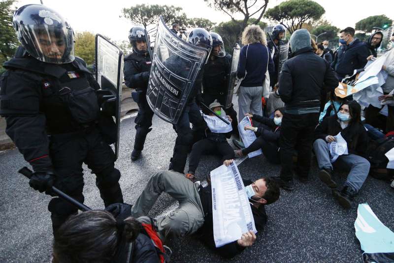 g20 a roma: attivisti per il clima bloccano via cristoforo colombo 1