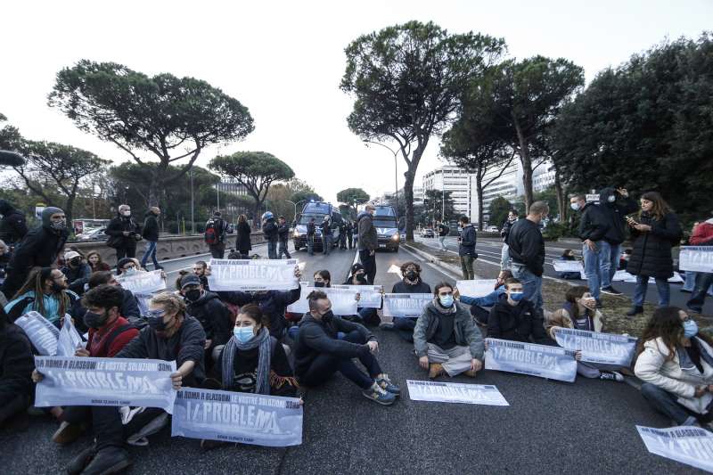 g20 a roma: attivisti per il clima bloccano via cristoforo colombo 18