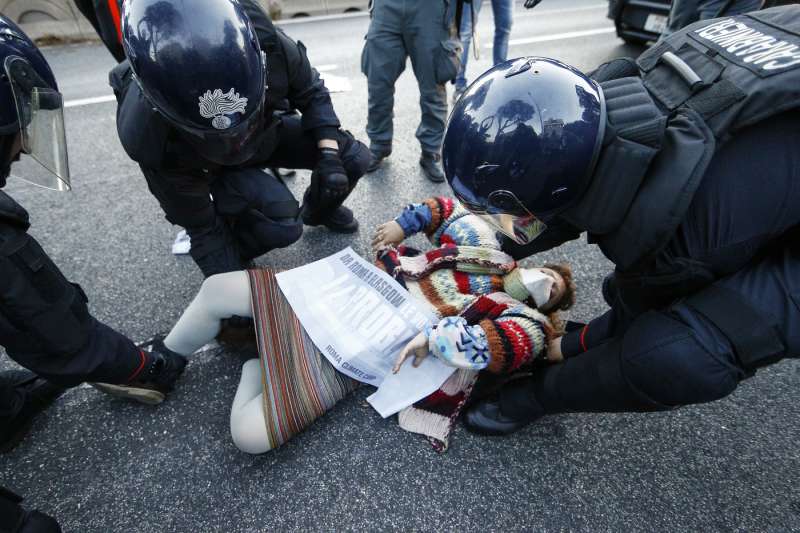 g20 a roma: attivisti per il clima bloccano via cristoforo colombo 2