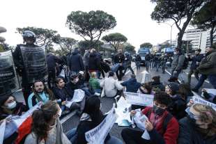 g20 a roma: attivisti per il clima bloccano via cristoforo colombo 20