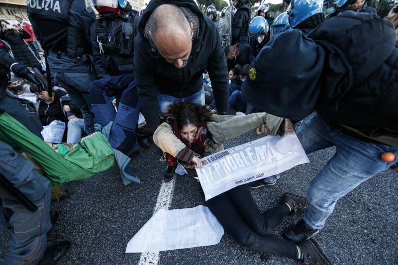 g20 a roma: attivisti per il clima bloccano via cristoforo colombo 21