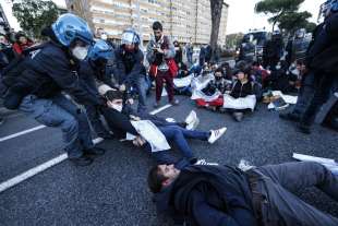 g20 a roma: attivisti per il clima bloccano via cristoforo colombo 23