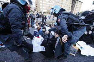 g20 a roma: attivisti per il clima bloccano via cristoforo colombo 24