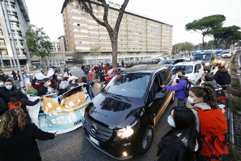 g20 a roma: attivisti per il clima bloccano via cristoforo colombo 34