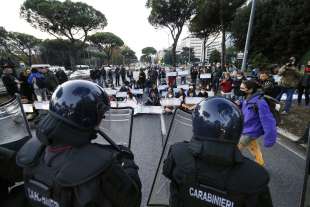 g20 a roma: attivisti per il clima bloccano via cristoforo colombo 37