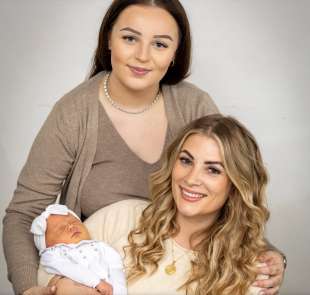 Gemma Skinner con la figlia e la nipote